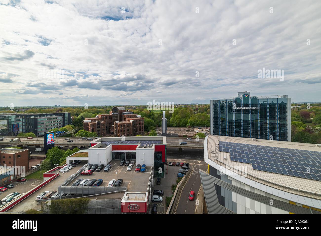 Luftaufnahme von GWR KIA, Vantage London, Dell HQ The M4 und Gunnesbury Park Beyond, Brentford. VEREINIGTES KÖNIGREICH. Stockfoto
