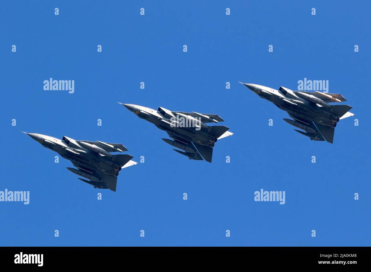 Flug der britischen Royal Air Force Tornado GR4 Bomberjets in Formation während der NATO-Übung Friesische Flagge. Leeuwarden, Niederlande - 28. März 2017 Stockfoto