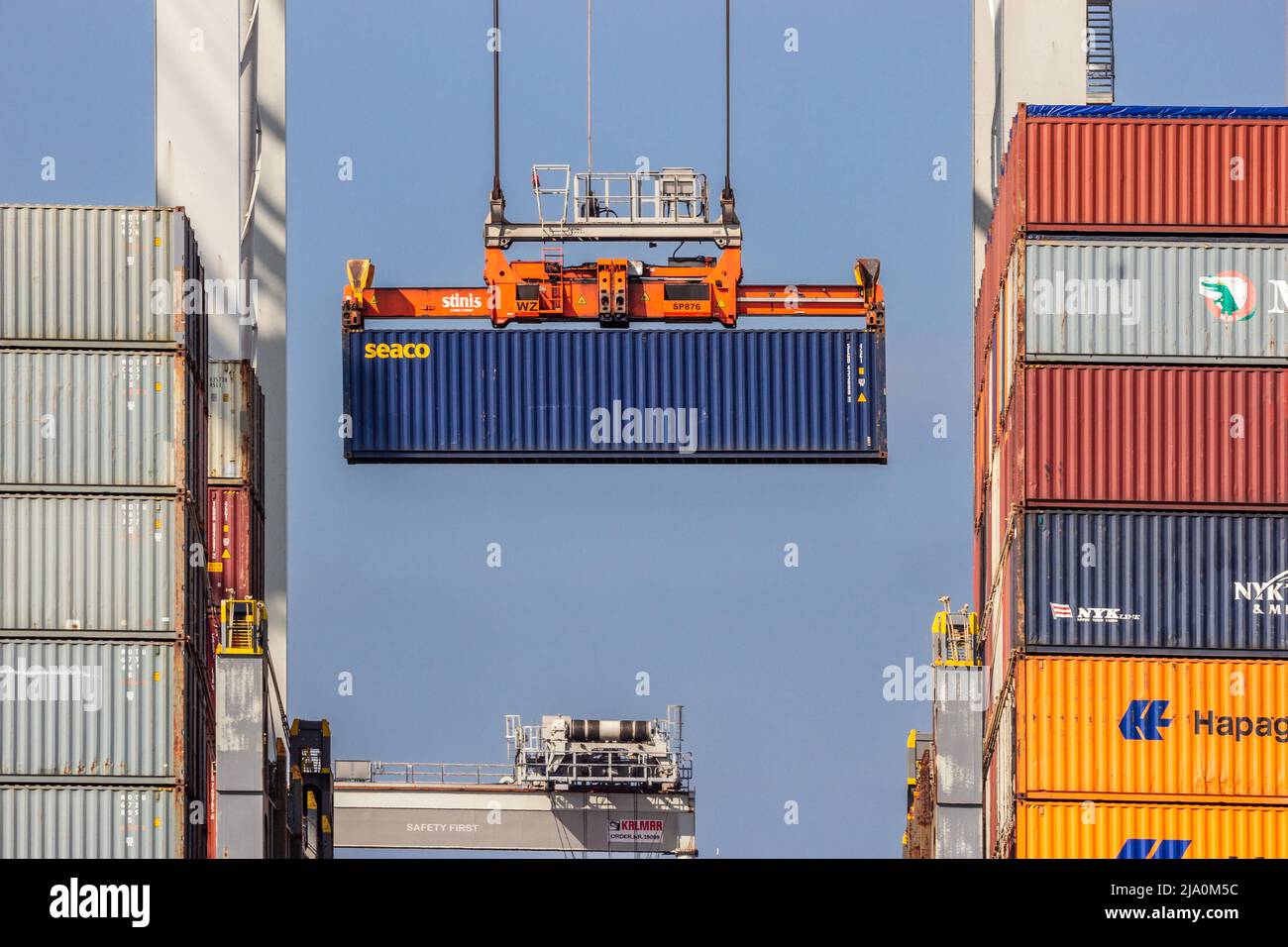 Kranführer entlädt einen Seecontainer von einem Frachtschiff im Hafen von Rotterdam. 6. September 2015 Stockfoto