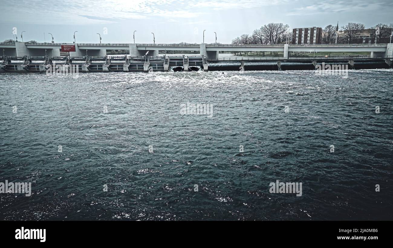 Der Fox River fließt im Frühling, da Eis und Schnee geschmolzen sind. Ein graublaues Themenbild. Stockfoto
