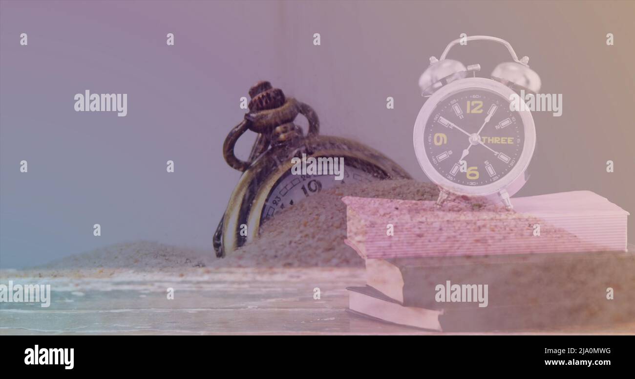 Bild von Uhr über Sand und Zeitschaltuhr Stockfoto