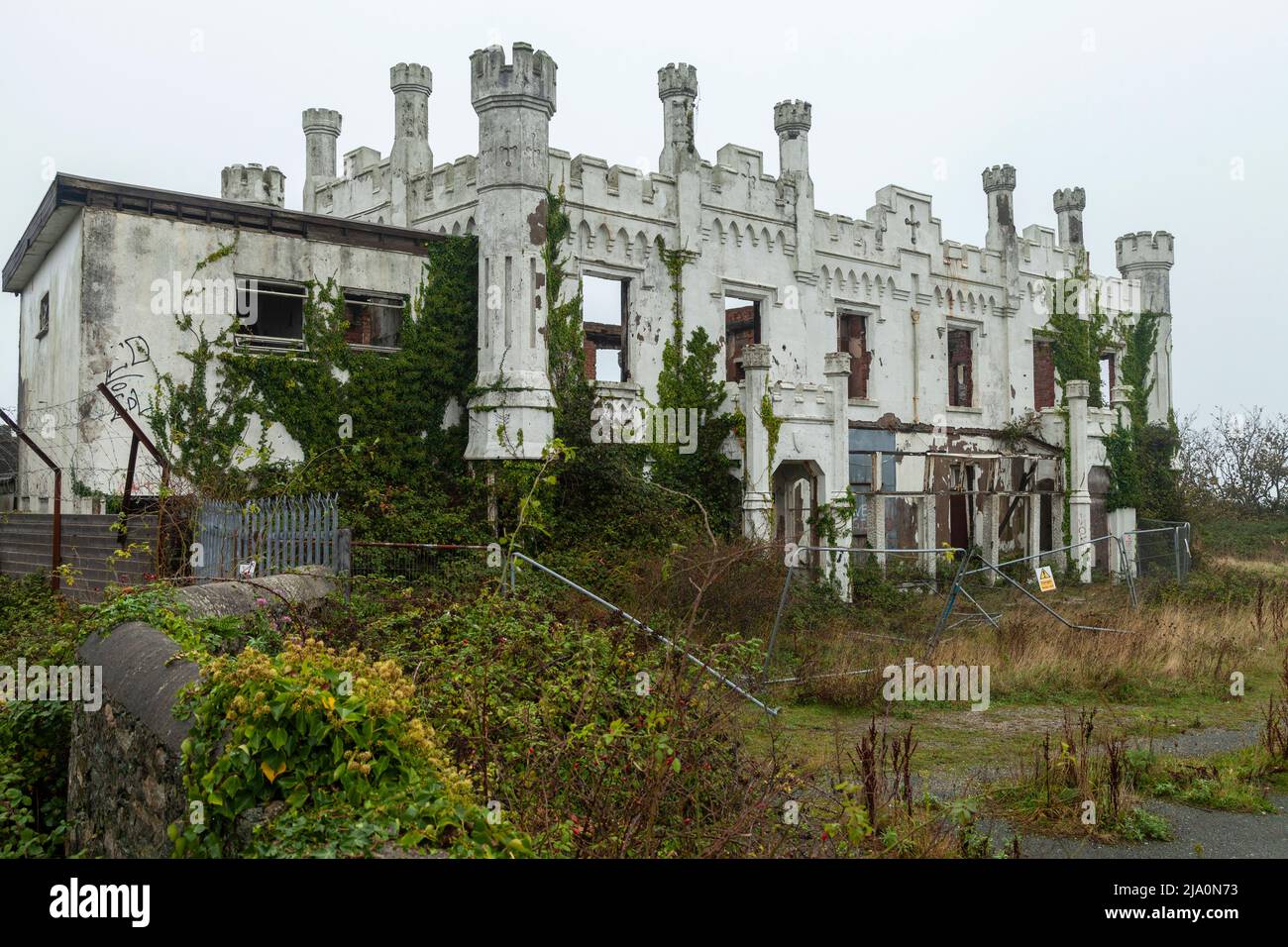 Alte Ruinen von Soldiers Point House, Holyhead, Wales, Vereinigtes Königreich Stockfoto