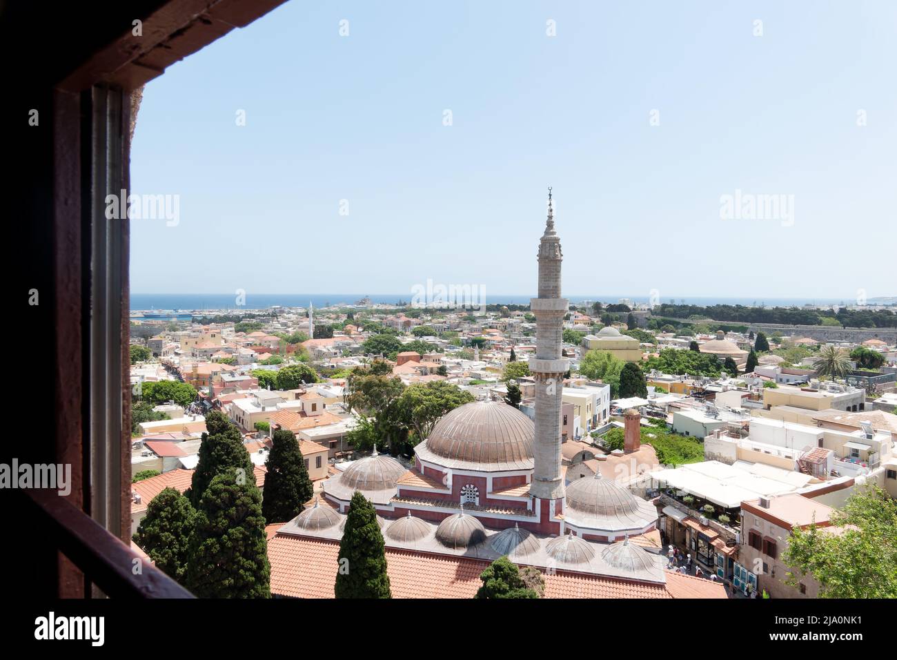 Blick über die Altstadt von Rhodos auf die Ägäis vom Uhrenturm mit der mittelalterlichen Suleiman-Moschee im Vordergrund Stockfoto