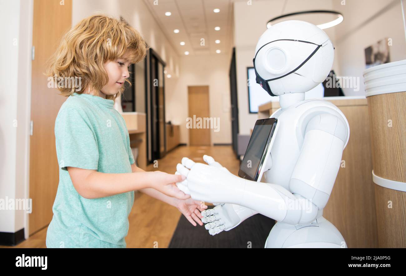 Kleiner Junge interagieren mit Cyborg künstliche Intelligenz, Kommunikation Stockfoto