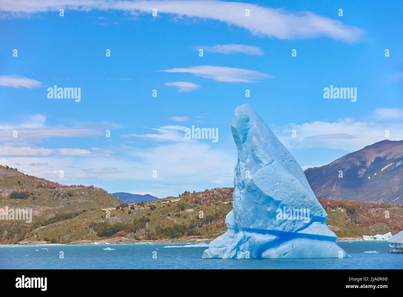 Ein großer blauer Eisberg, der vom Perito Moreno-Gletscher in der Bucht „Canal de los Tempanos“, Los Glaciares National Park, Santa Cruz, Argentinien, abgetrennt ist. Stockfoto