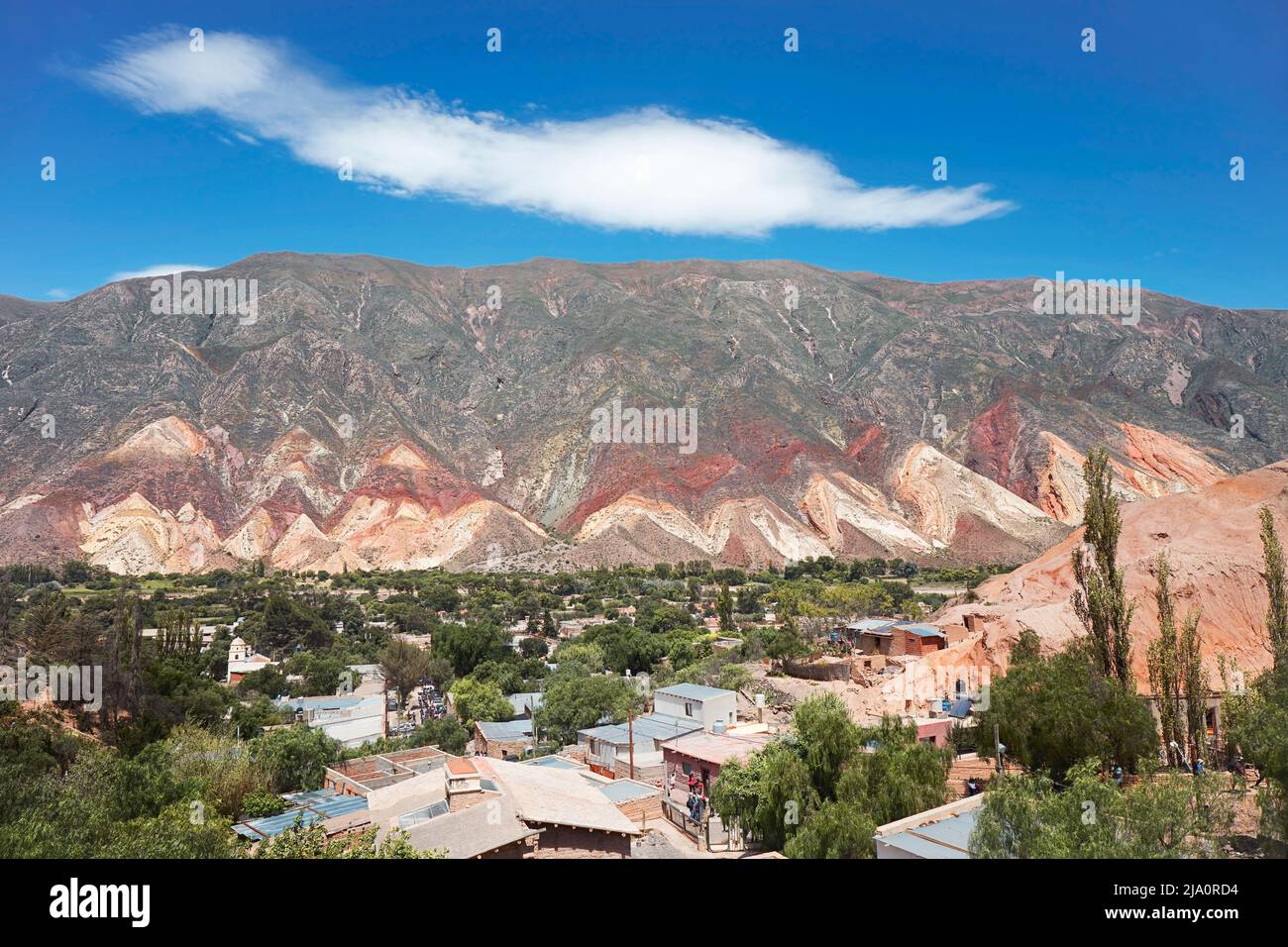 Die kleine Stadt Maimara mit ihren bunten Cerro 'Paleta del Pintor' Bergen im Hintergrund, Provinz Jujuy, Argentinien. Stockfoto