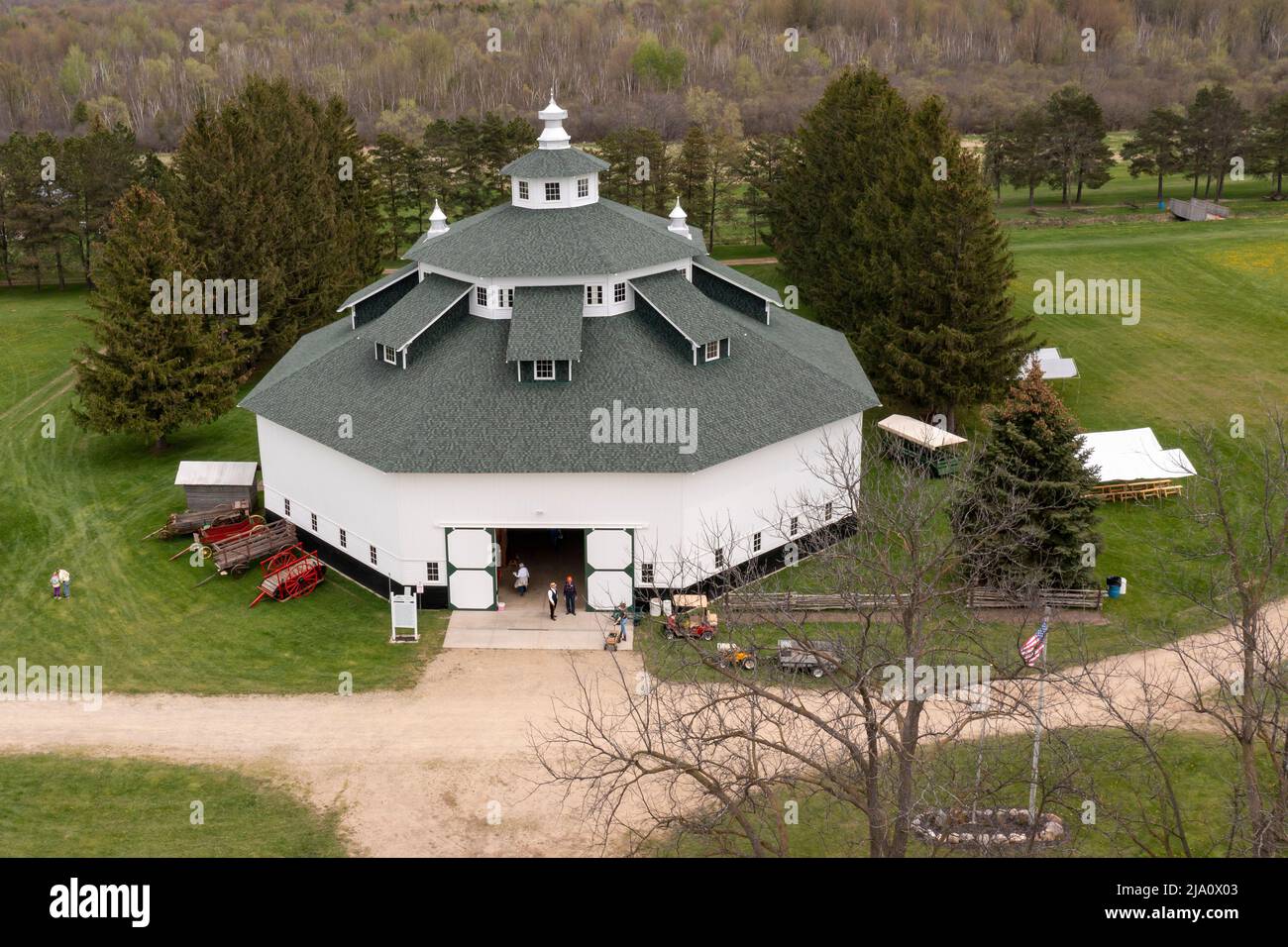 Gagetown, Michigan - die Daumenachteckbarn in der Daumenregion von Michigan. Die seltene achtseitige Scheune wurde 1923 erbaut. Es ist heute ein Landwirtschaftsmuseum. Stockfoto
