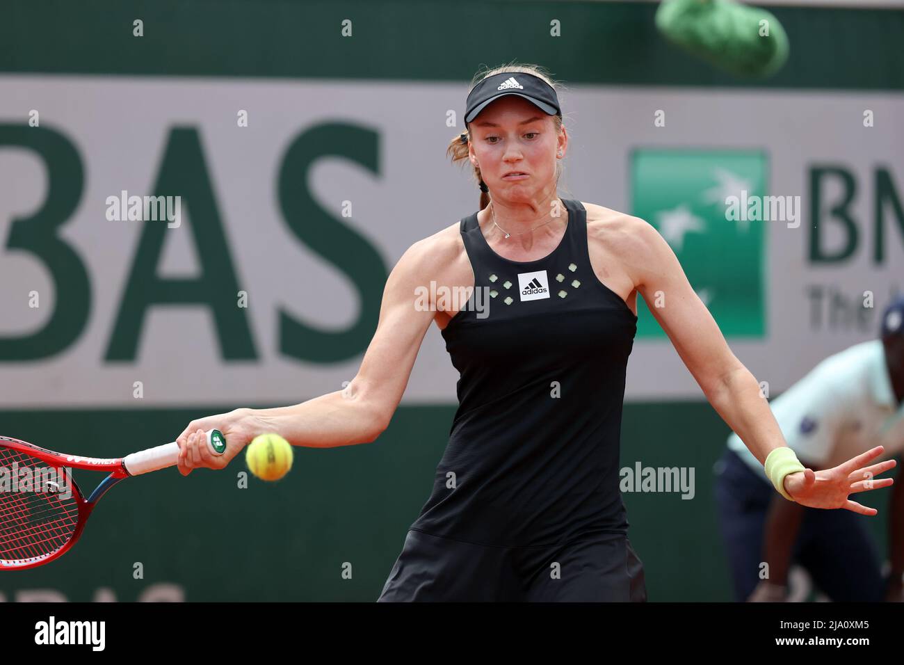Paris, Frankreich. 26.. Mai 2022. Die kasachische Elena Rybakina spielt am Donnerstag, dem 26. Mai 2022, gegen die US-Amerikanerin Katie Volynets während ihres Spiels bei den French Tennis Open in Roland Garros in der Nähe von Paris. Rynakina gewann 6-4, 6-0. Foto von Maya Vidon-White/UPI Credit: UPI/Alamy Live News Stockfoto