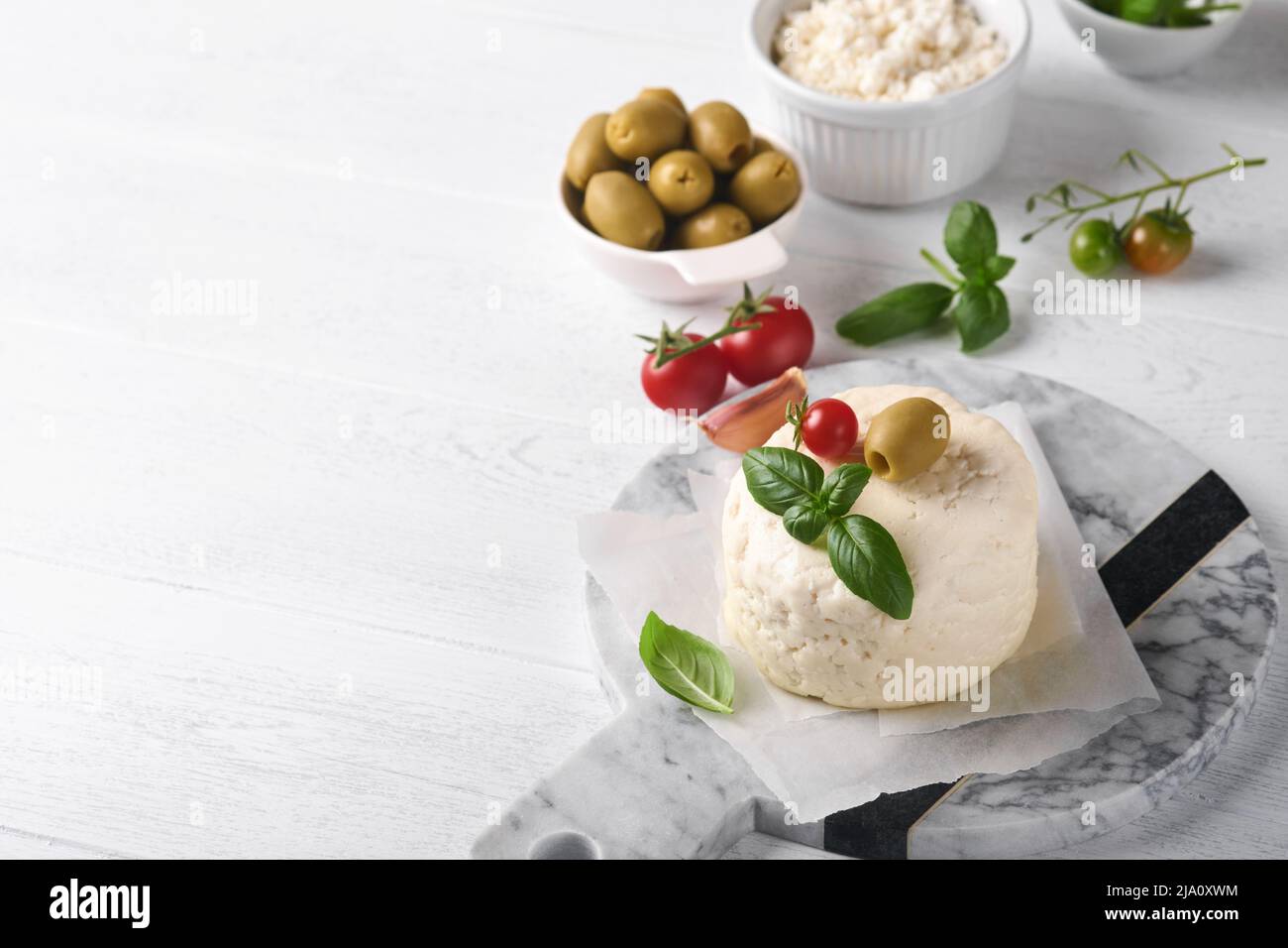 Ricotta-Käse. Hausgemachter Ricotta-Käse mit Basilikum, Knoblauch ...