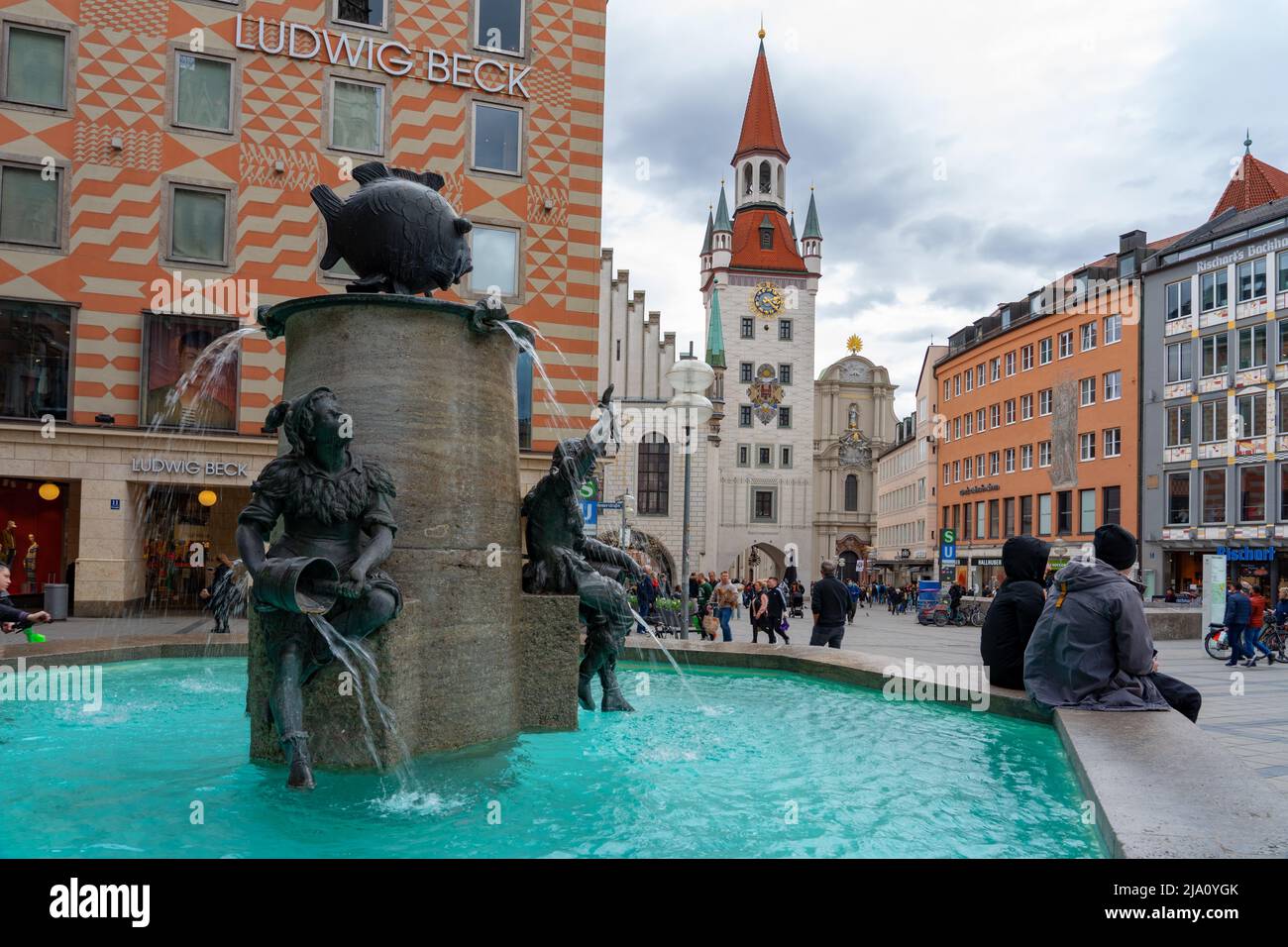 München, Deutschland - 04.07.2022: fischbrunnen auf dem Marienplatz München mit Menschen und dem alten Rathaus Stockfoto