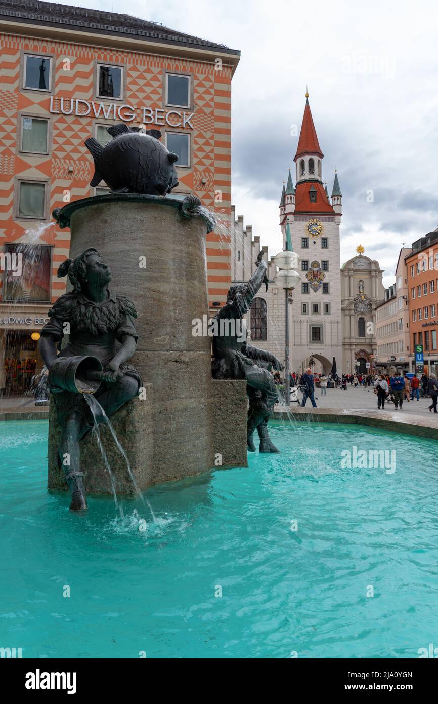 München, Deutschland - 04.07.2022: fischbrunnen auf dem Marienplatz München mit Menschen und dem alten Rathaus Stockfoto