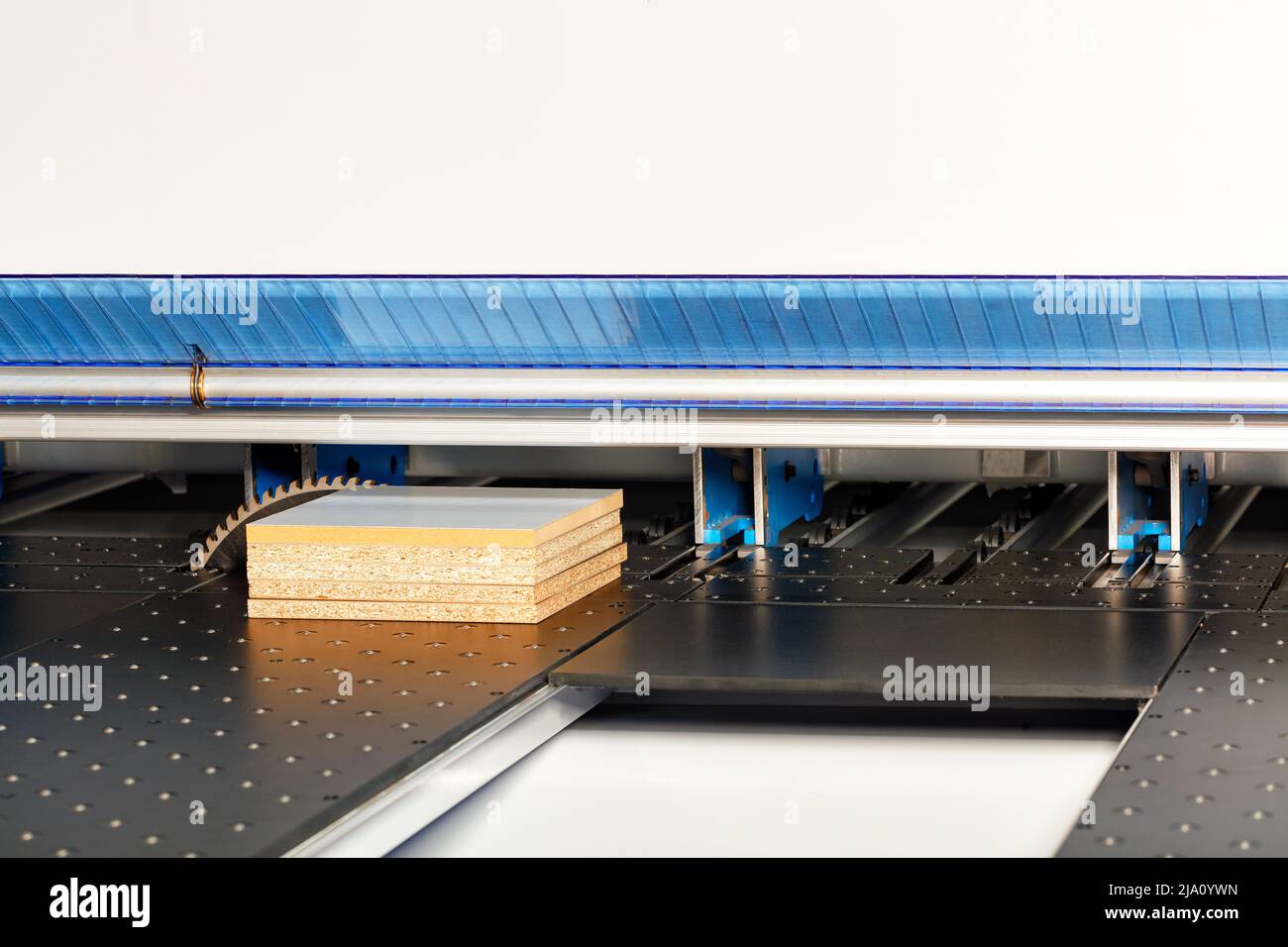 Herstellung von Möbelteilen auf einer Holzbearbeitungsmaschine. Fragment einer Maschine zum Schneiden von Holz MDF und Spanplatten. Speicherplatz kopieren. Nahaufnahme. Stockfoto