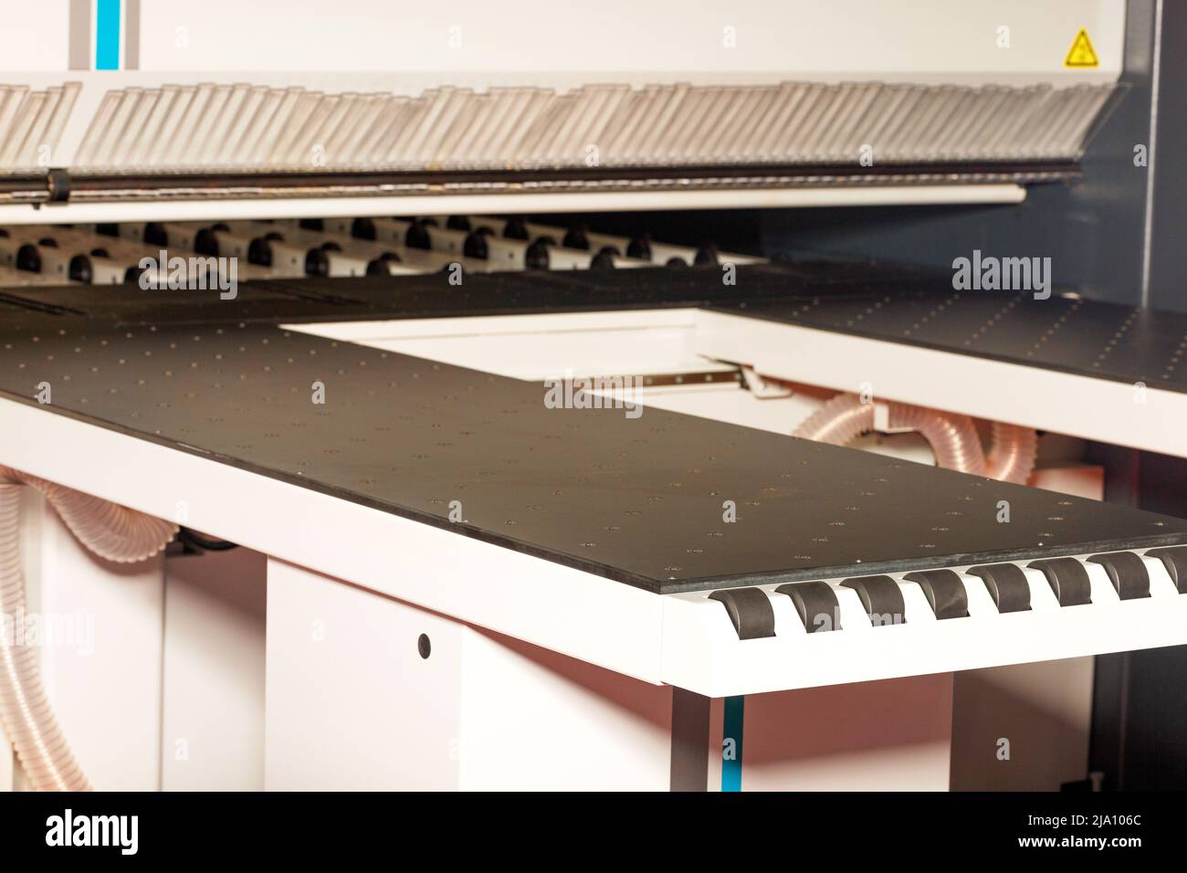 Tischplatte mit Führungsrollen einer Holzbearbeitungsmaschine zum Schneiden von MDF- und Spanplattenholz. Stockfoto