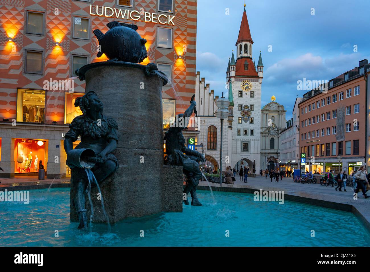 München, Deutschland - 04.07.2022: fischbrunnen auf dem Marienplatz München mit Menschen und dem alten Rathaus Stockfoto