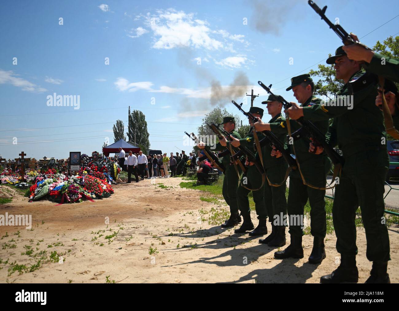 Militärangehöriger feuern während der Beerdigung des russischen Armeesappers Danil Dumenko, der während des militärischen Konflikts in der Ukraine getötet wurde, auf einem Friedhof in Wolschski, Russland, am 26. Mai 2022 einen Gruß ab. REUTERS/REUTERS-FOTOGRAF Stockfoto