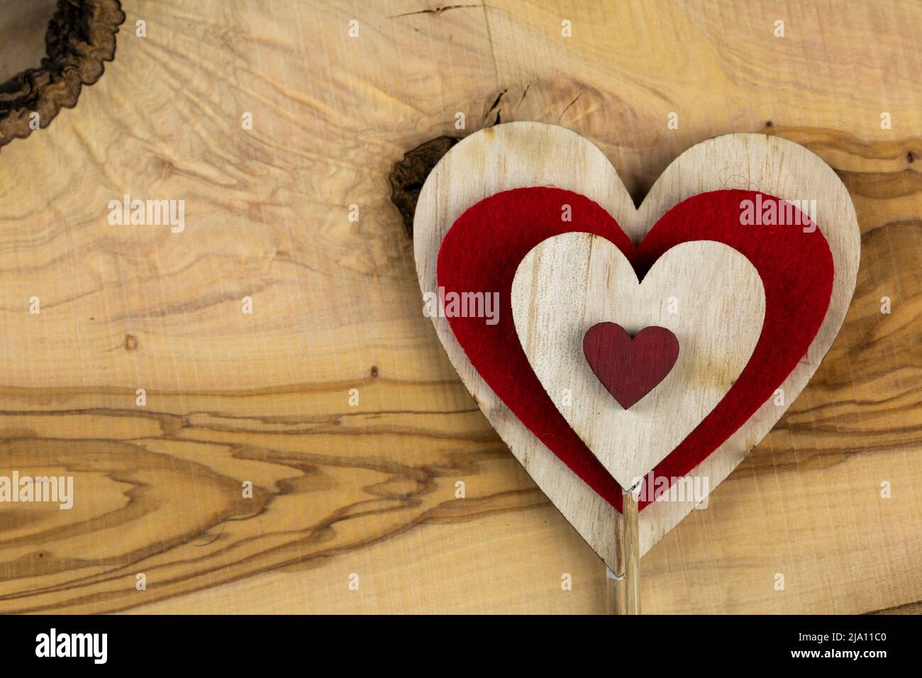 Valentinstag-Konzept, Holzherzen auf dem Tisch Stockfoto