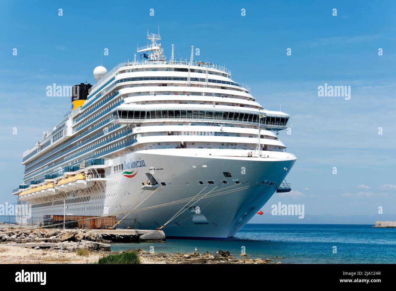 Das Costa-Venezia-Schiff wurde während eines Besuchs in Rhodos-Stadt, Rhodos, Griechenland, in der Mandraki-Marina festgemacht Stockfoto