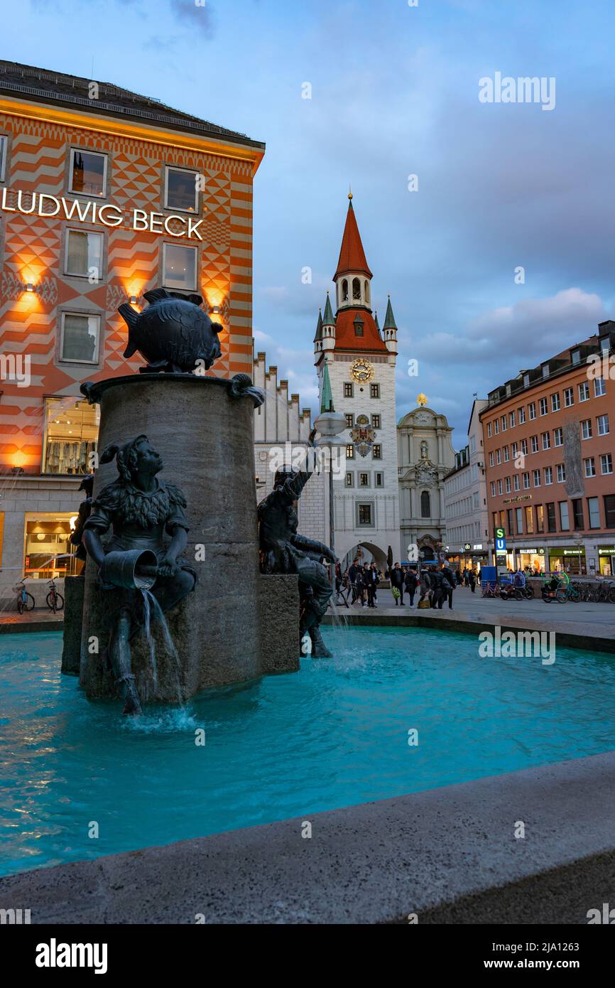München, Deutschland - 04.07.2022: fischbrunnen auf dem Marienplatz München mit Menschen und dem alten Rathaus Stockfoto