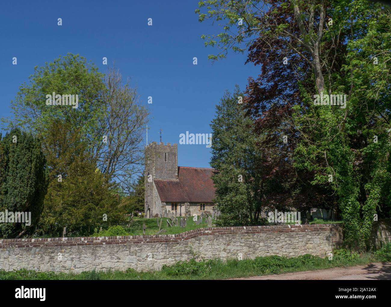 Church of St Mary im Dorf Buriton, das sich in idyllischer Lage am Fuße des South Downs Way in der Nähe von Petersfield in East Hampshire Engl befindet Stockfoto