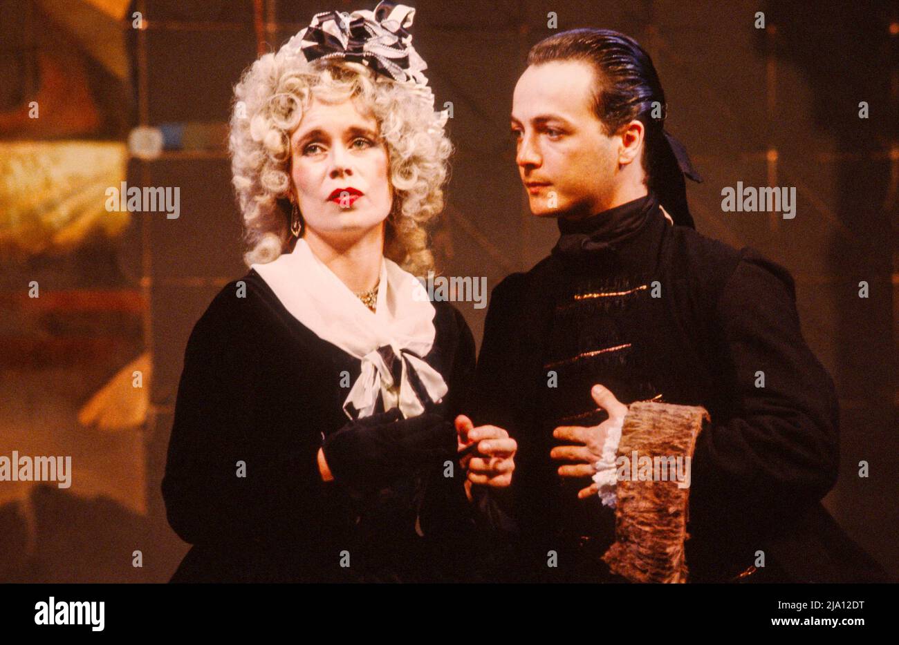 Celia Imrie (Louisa), Jimmy Chisholm (James Boswell) in HEAVEN AND HELL von Dusty Hughes am Royal Court Theatre, London SW1 10/09/1981 A Traverse Theatre Company Produktionsdesign: John Byrne Beleuchtung: Colin Scott Regie: Richard Wilson Stockfoto