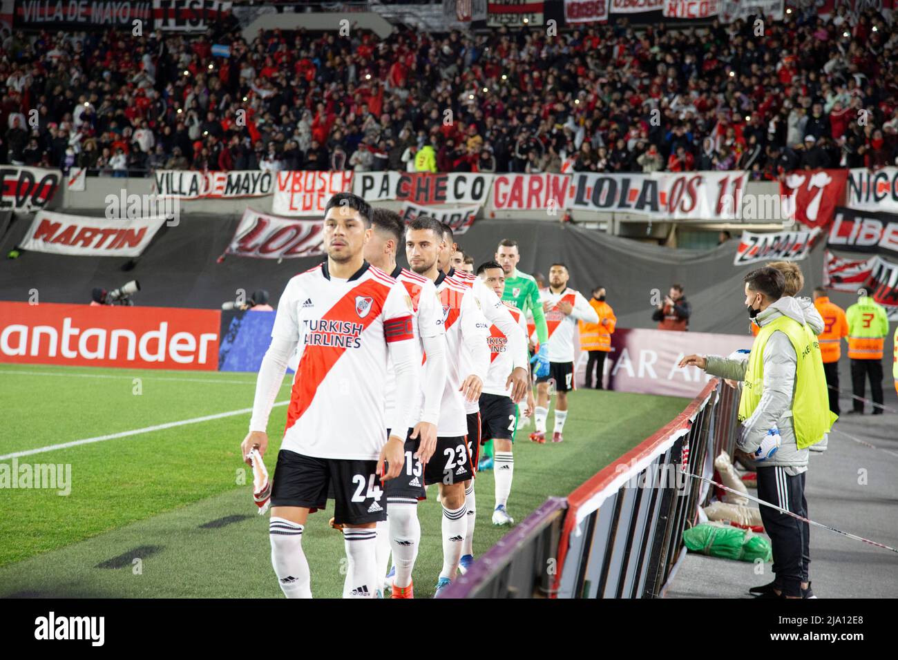 Fotball-Spieler vom River Plate Team Argentina spielen gegen Alianza de Lima, um den Libertadores Cup zu spielen. Stockfoto