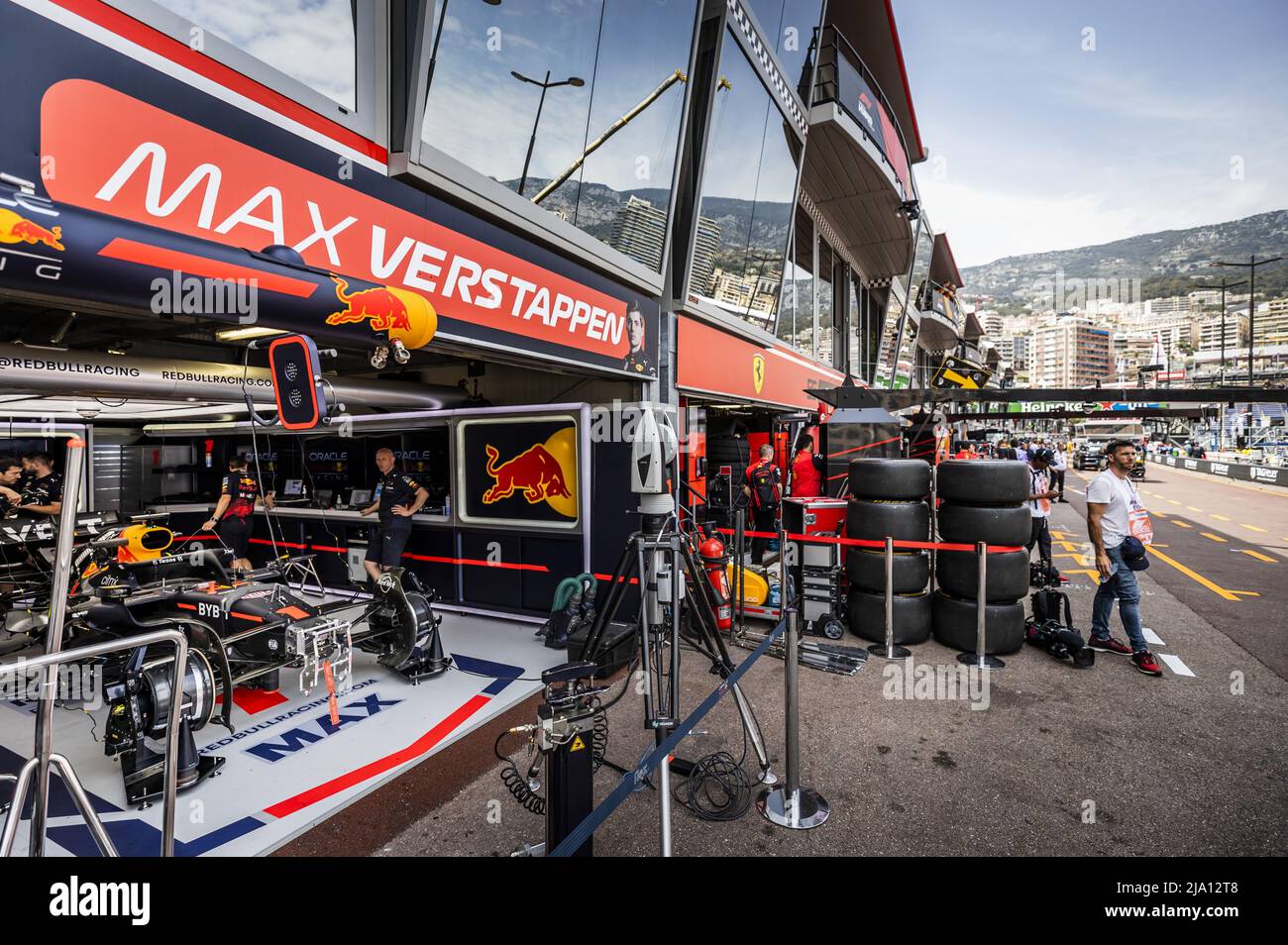 2022-05-26 15:11:53 MONTE-CARLO - Ingenieure arbeiten an Max Verstappens (Oracle Red Bull Racing) Auto am Donnerstag vor dem Monaco Formel 1 Grand Prix. Das siebte Rennwochenende dieser Saison in der Formel 1 startet in den engen Gassen von Monaco. ANP REMKO DE WAAL niederlande Out - belgien Out Stockfoto