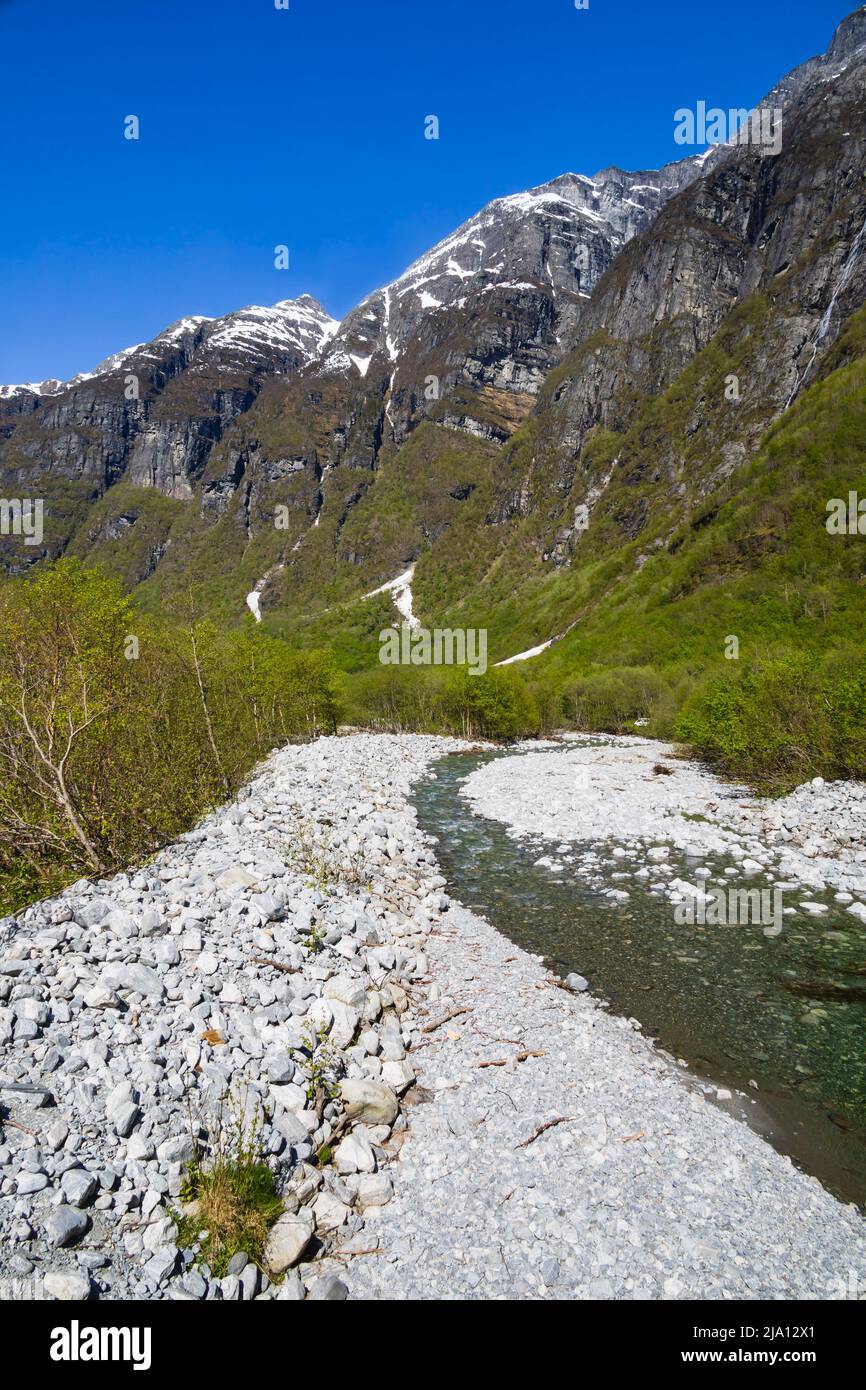 Kristallklares glaziales Schmelzwasser fließt in Richtung Lake Lovatnet, Norwegen Stockfoto