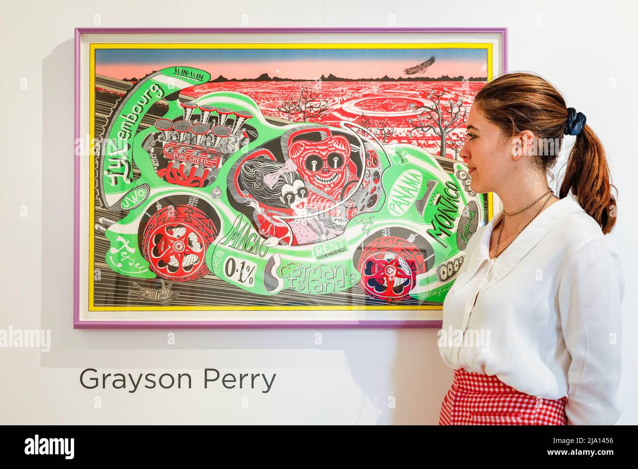 London, Großbritannien. 26.. Mai 2022. Ein Mitarbeiter von mannigfaltigen Editions posiert mit Grayson Perrys „sponsored by you“ (2019). Die London Original Print Fair 37. wird bis zum 29.. Mai 2022 im Somerset House eröffnet. Sie ist die am längsten laufende Druckmesse der Welt und wurde 1985 an der Royal Academy of Arts gegründet. Quelle: Imageplotter/Alamy Live News Stockfoto