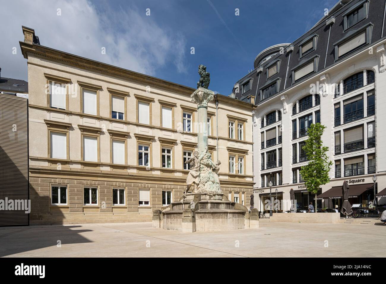 Luxemburg-Stadt, Mai 2022. Blick auf das Dicks- und Leintz-Denkmal auf dem Jan Palach-Platz in der Innenstadt Stockfoto