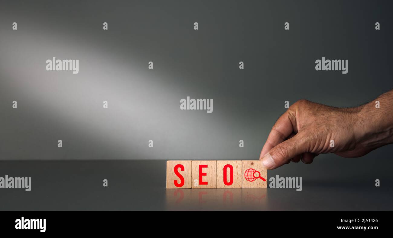 Hand posiert Holzblock SEO Suchmaschinen-Optimierung und Marketing Ranking Verkehr auf Website Internet Business Concept Stockfoto