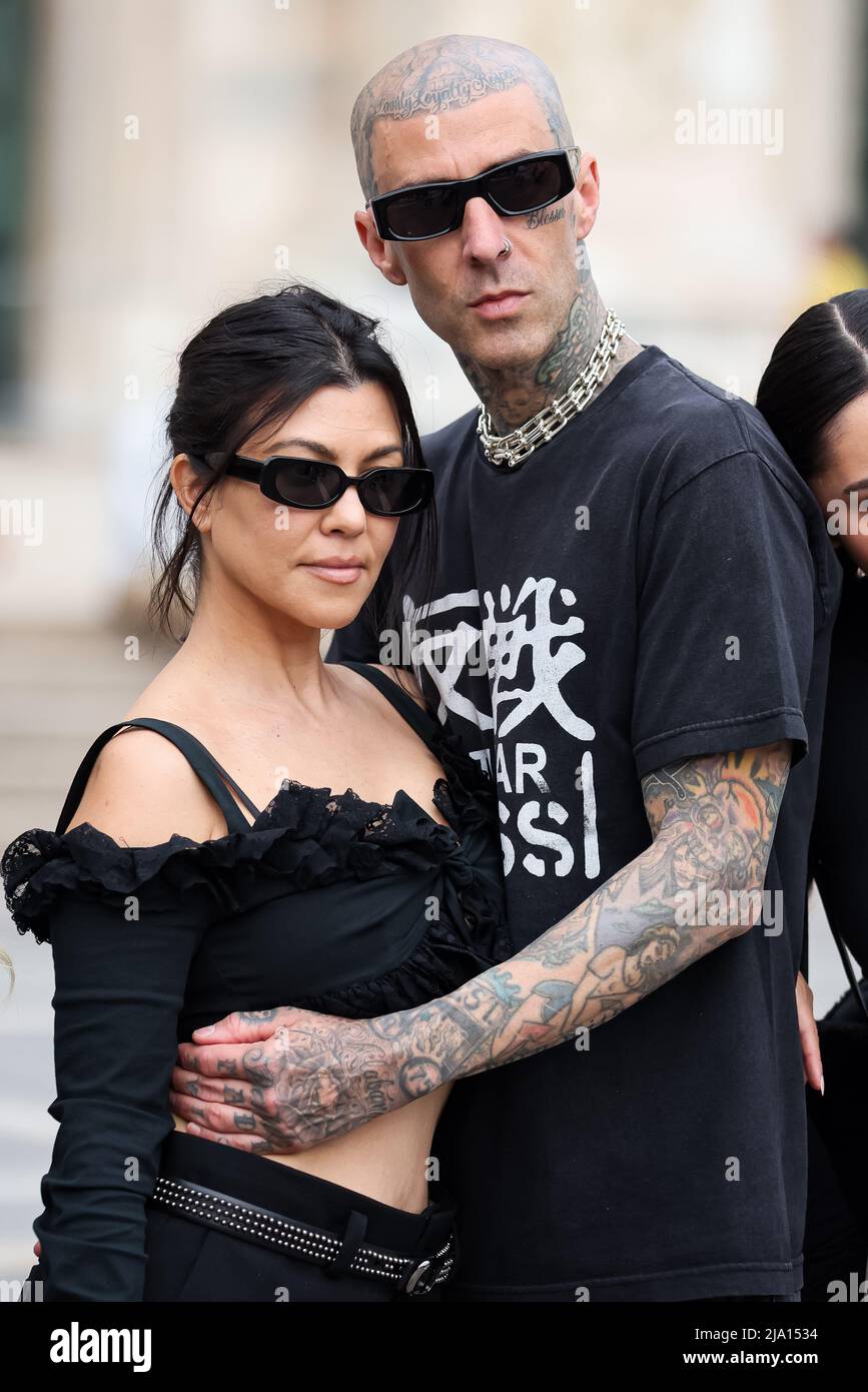 Mailand, Italien. 25. Mai 2022. Kourtney Kardashian und Travis Barker sind auf der Piazza Duomo zu sehen. Quelle: Alessandro Bremec/Alamy Live News Stockfoto