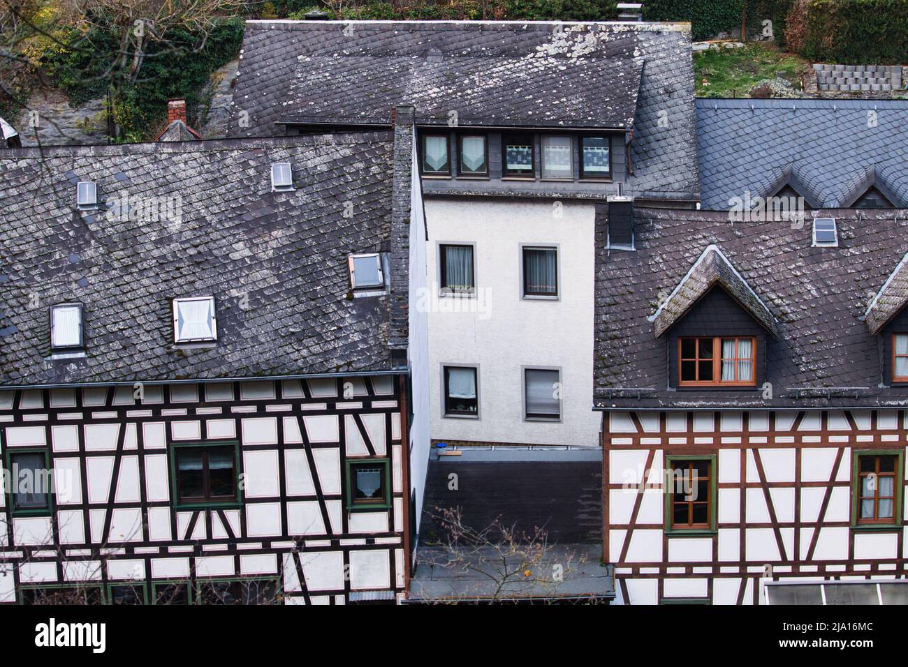 Weiße Gebäude mit steilen Dächern im Dorf Bacharach, Deutschland. Stockfoto