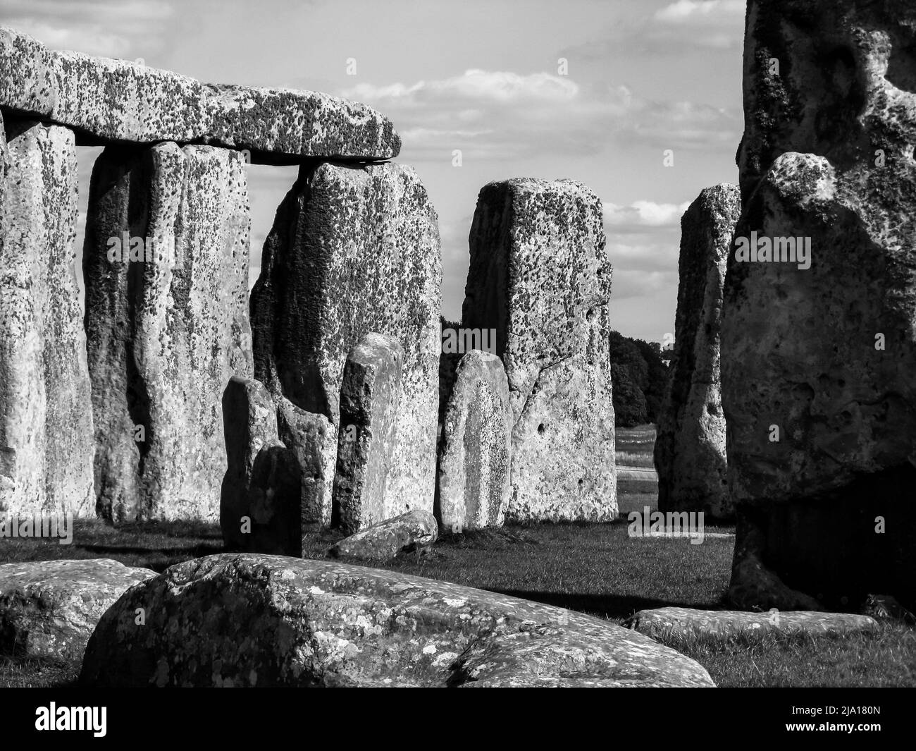 Ein Teil des äußeren Sarsenkreises von Stonehenges in Schwarz und Weiß, auf der Salisbury Plains, Südengland Stockfoto