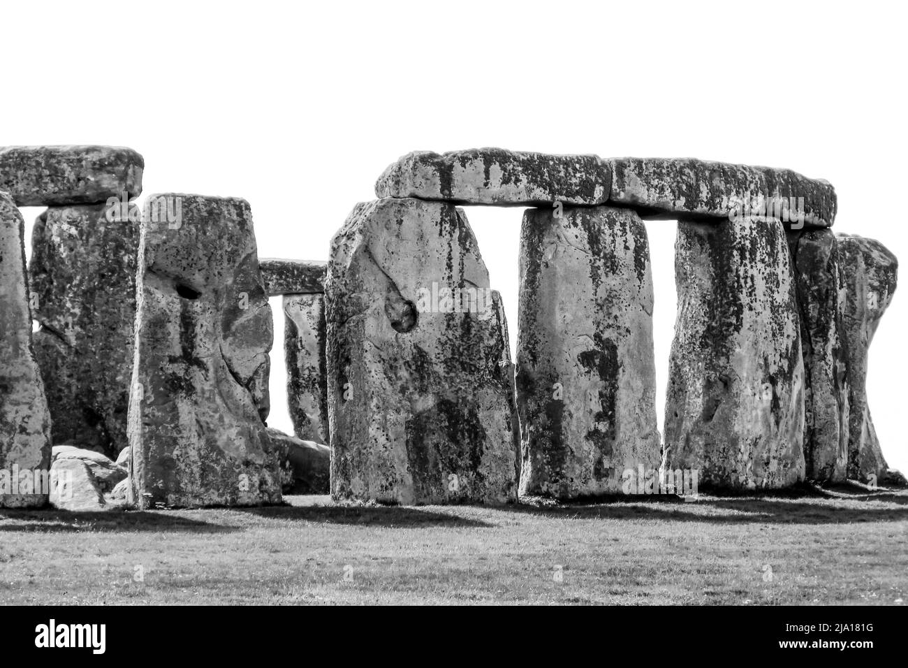 Ein Teil des äußeren Sarsenkreises von Stonehenges in Schwarz und Weiß, auf der Salisbury Plains, Südengland Stockfoto