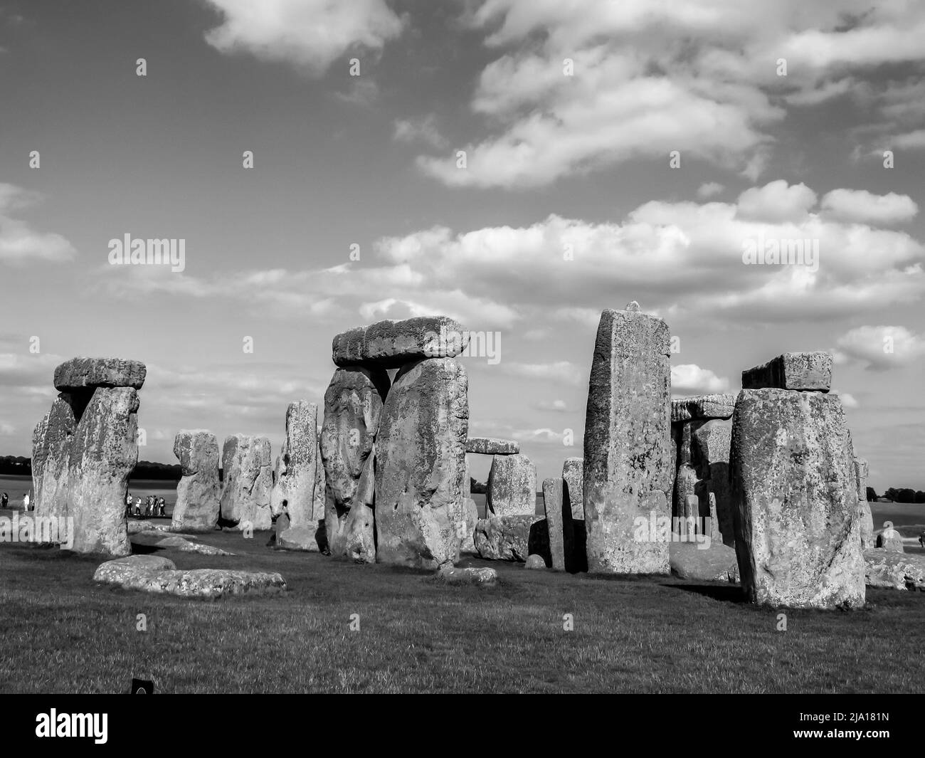 Die großen Menhire von Stonehenge, einschließlich des höchsten noch stehenden Felsens und der Trilithons, in Schwarz und Weiß Stockfoto