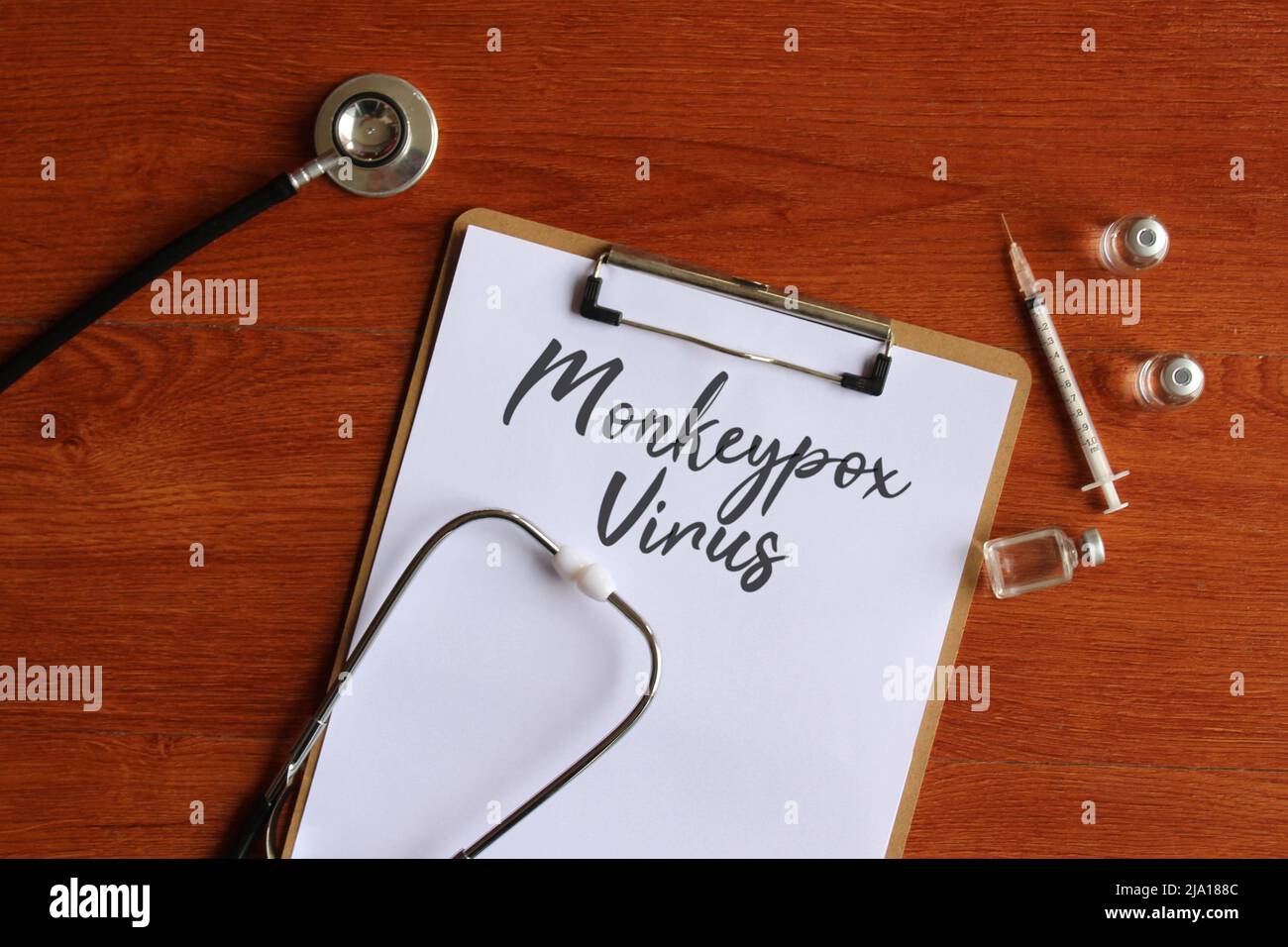 Draufsicht Bild von Stethoskop, Glasfläschchen und Papier mit Text MONKEYPOX VIRUS. Medizinisches Konzept. Stockfoto