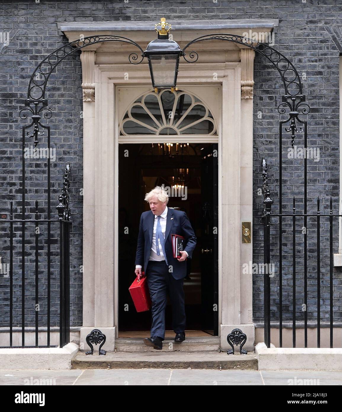 Boris Johnson sagt, er habe keinen Plan, wegen des Berichts von Frau Gray zurückzutreten, obwohl der Abgeordnete von Tory ihn zum Rücktritt aufforderte. Er sagte, er muss mit der Arbeit auskommen, obwohl er der einzige Premierminister ist, der jemals eine Geldstrafe von der Polizei und einen wichtigen Bericht über viele große Führungsausfälle bei Nr. 10 erhalten hat. Er behauptet, er dachte, dass die Mitarbeiterpartys bei No. 10 Arbeitsveranstaltungen waren. Stockfoto