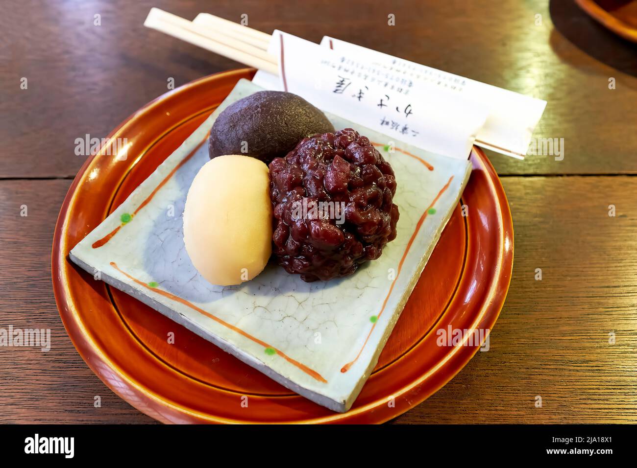 Japan. Kyoto. Higashiyama. Traditionelle Süßigkeiten und grüner Tee Stockfoto