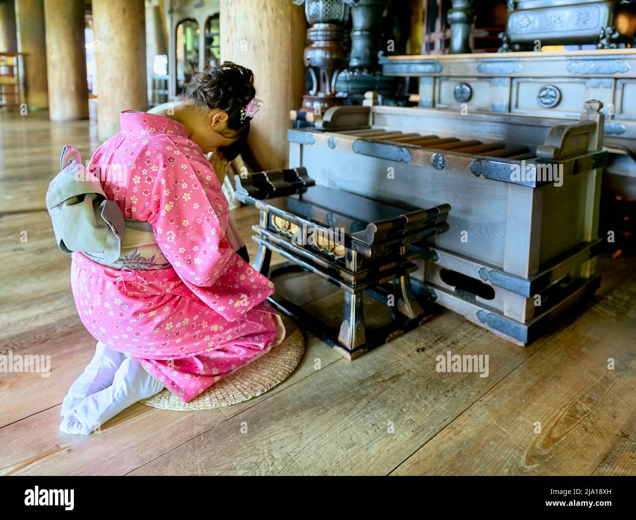 Japan. Kyoto. Kiyomizu Dera-Tempel. Eine treue junge Frau, die im Gebet kniet Stockfoto