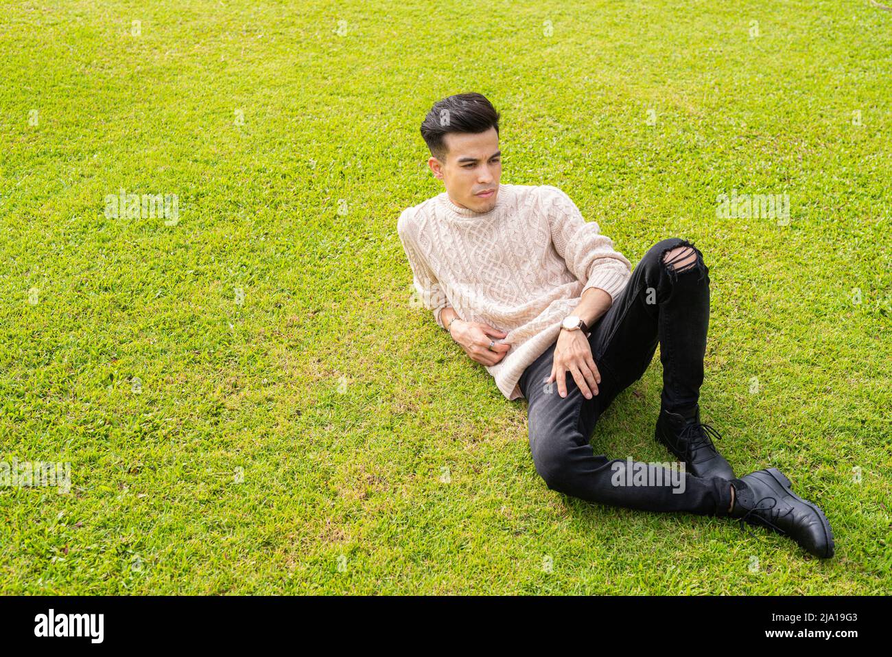 Porträt eines jungen Mannes im Park im Sommer Stockfoto