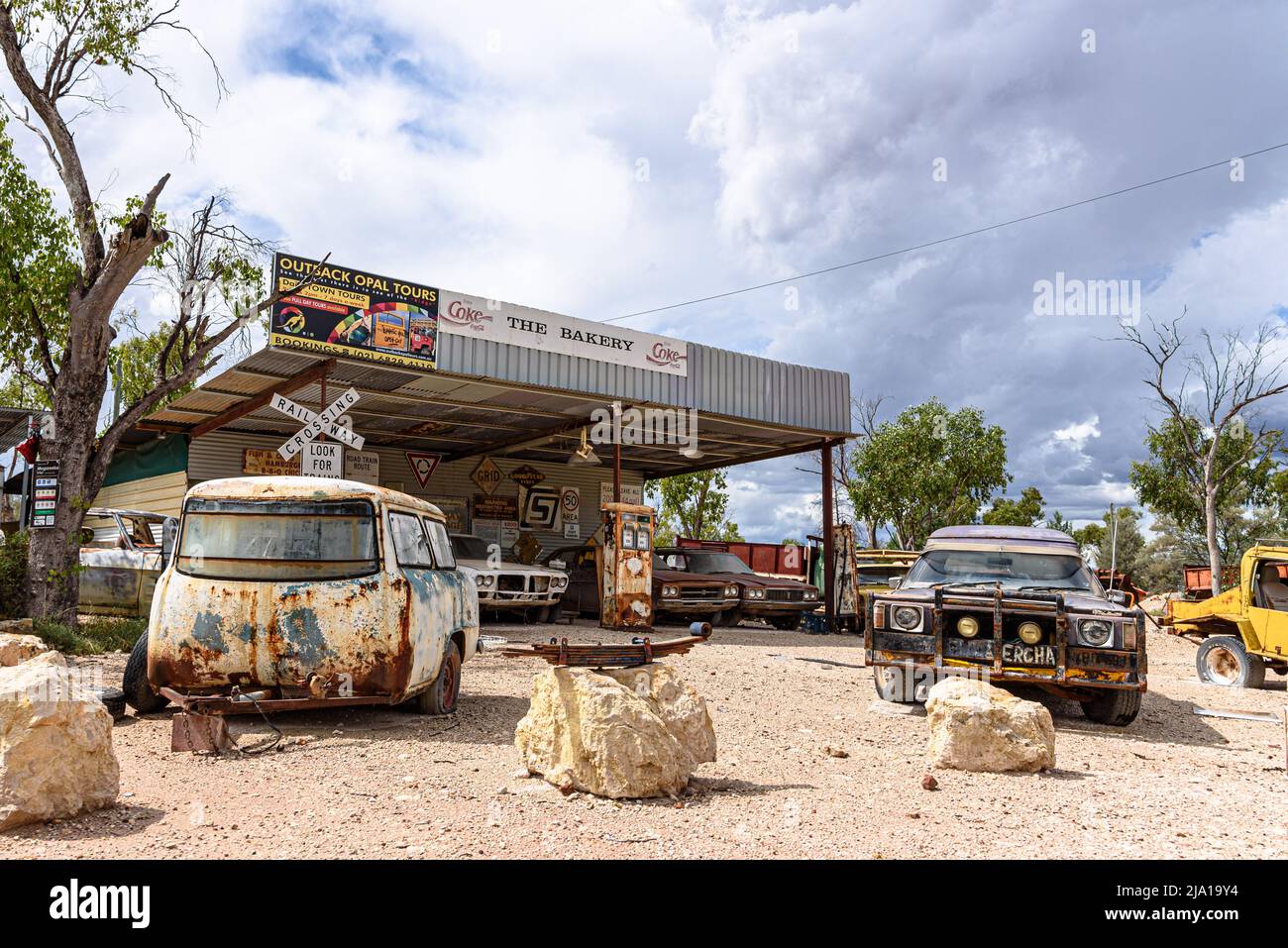 Verlassene und verrostete Fahrzeuge in der Bäckerei gegenüber dem Sheepyard Inn in den Grawin Opal Fields von New South Wales Stockfoto