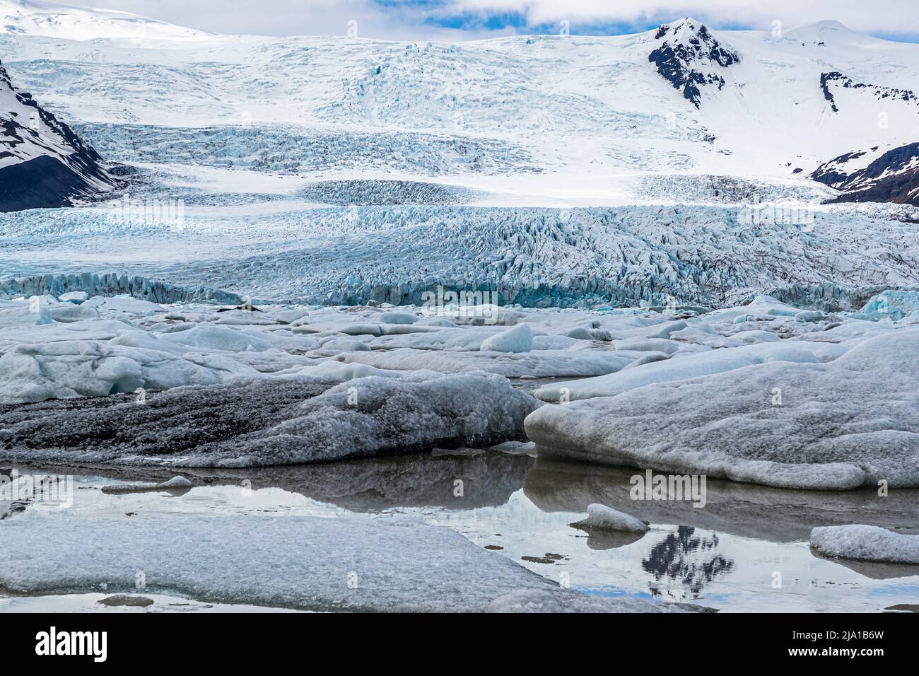 Island: Der Gletschersee Fjallsárlón, in den sich der Auslaufgletscher Fjallsjökull des Gletschers Vatnajökull einkält Stockfoto