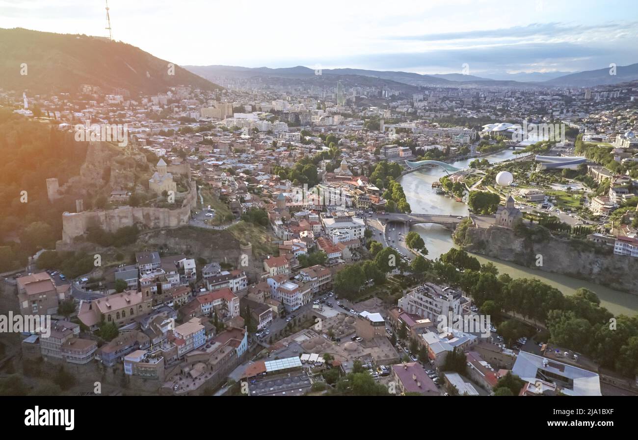 Alte Tiflis Stadt Luftdrohne Ansicht. Landschaft der Hauptstadt Georgiens Stockfoto