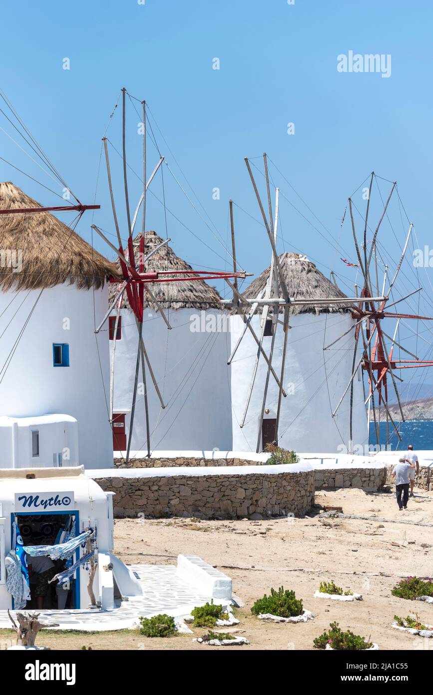 Mykonos Insel in Kykladen Gruppe in der Ägäis. Sommerparty Atmosphäre, ikonische Wahrzeichen Windmühlen aus dem 16.. Jahrhundert mykonos Stadt Griechenland Stockfoto