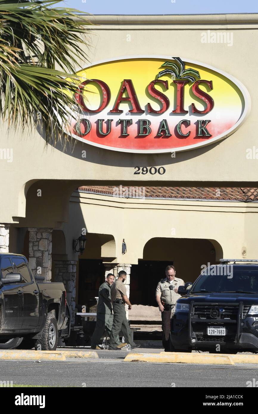 Uvalde Texas USA, 26.. Mai 2022. Die Polizei und andere vor dem Outdoor-Supermarkt Oasis Outback, wo der Schütze, der 19 Kinder und zwei Erwachsene tötete, angeblich seine Waffen und Munitionsmittel auf der Main Street in Uvalde, Texas, kaufte. Kredit: Bob Daemmrich/Alamy Live Nachrichten Stockfoto Uvalde Texas USA, 26.. Mai 2022. Die Polizei und andere vor dem Outdoor-Supermarkt Oasis Outback, wo der Schütze, der 19 Kinder und zwei Erwachsene tötete, angeblich seine Waffen und Munitionsmittel auf der Main Street in Uvalde, Texas, kaufte. Kredit: Bob Daemmrich/Alamy Live Nachrichten Stockfoto