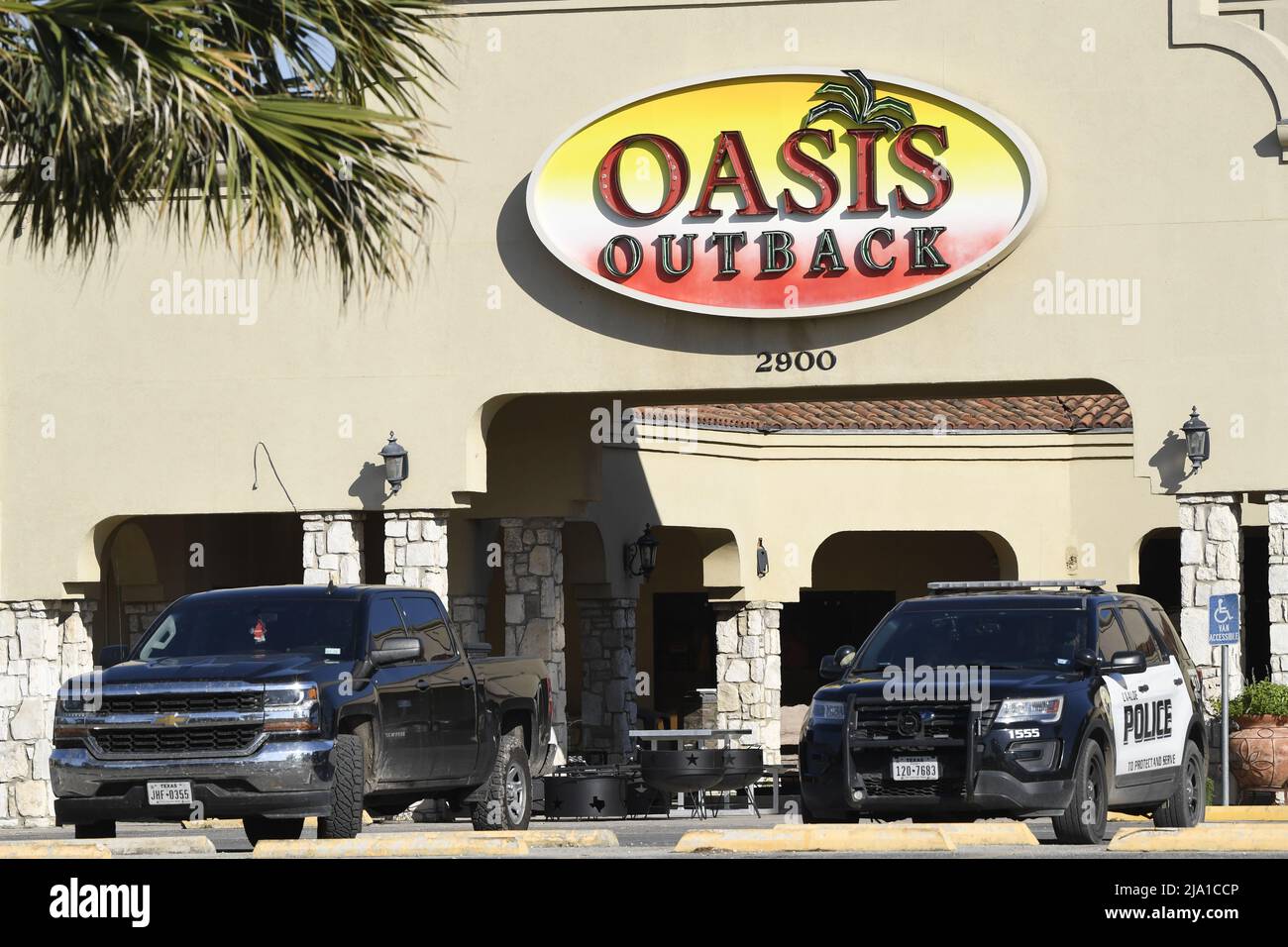 Uvalde Texas USA, 26.. Mai 2022. Die Polizei und andere vor dem Outdoor-Supermarkt Oasis Outback, wo der Schütze, der 19 Kinder und zwei Erwachsene tötete, angeblich seine Waffen und Munitionsmittel auf der Main Street in Uvalde, Texas, kaufte. Kredit: Bob Daemmrich/Alamy Live Nachrichten Stockfoto Uvalde Texas USA, 26.. Mai 2022. Die Polizei und andere vor dem Outdoor-Supermarkt Oasis Outback, wo der Schütze, der 19 Kinder und zwei Erwachsene tötete, angeblich seine Waffen und Munitionsmittel auf der Main Street in Uvalde, Texas, kaufte. Kredit: Bob Daemmrich/Alamy Live Nachrichten Stockfoto