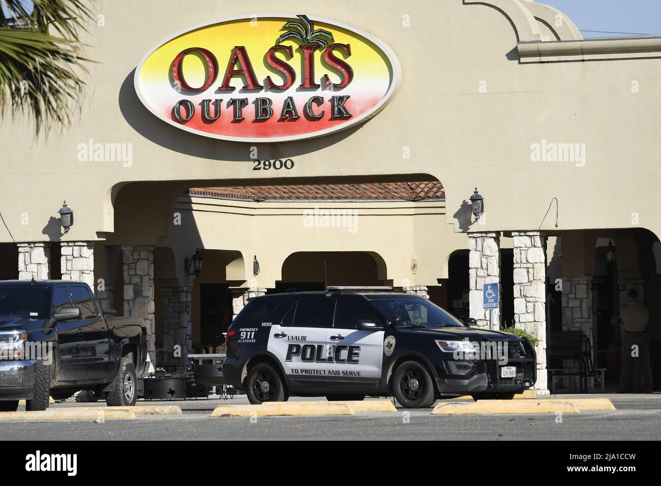 Uvalde Texas USA, 26.. Mai 2022. Die Polizei und andere vor dem Outdoor-Supermarkt Oasis Outback, wo der Schütze, der 19 Kinder und zwei Erwachsene tötete, angeblich seine Waffen und Munitionsmittel auf der Main Street in Uvalde, Texas, kaufte. Kredit: Bob Daemmrich/Alamy Live Nachrichten Stockfoto Uvalde Texas USA, 26.. Mai 2022. Die Polizei und andere vor dem Outdoor-Supermarkt Oasis Outback, wo der Schütze, der 19 Kinder und zwei Erwachsene tötete, angeblich seine Waffen und Munitionsmittel auf der Main Street in Uvalde, Texas, kaufte. Kredit: Bob Daemmrich/Alamy Live Nachrichten Stockfoto