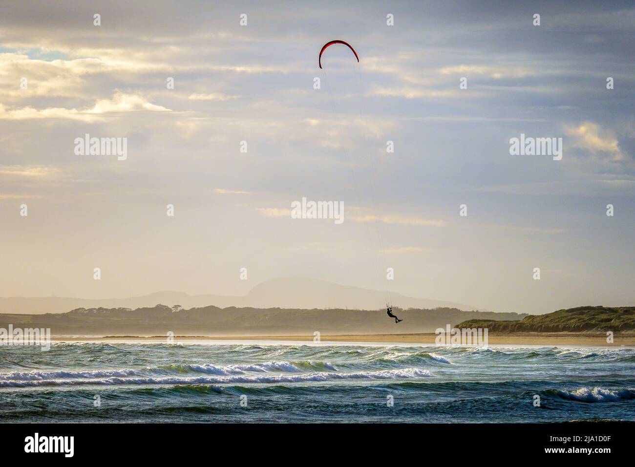 Kitesurfen in Rhoseigr, Anglesey, Wales Stockfoto