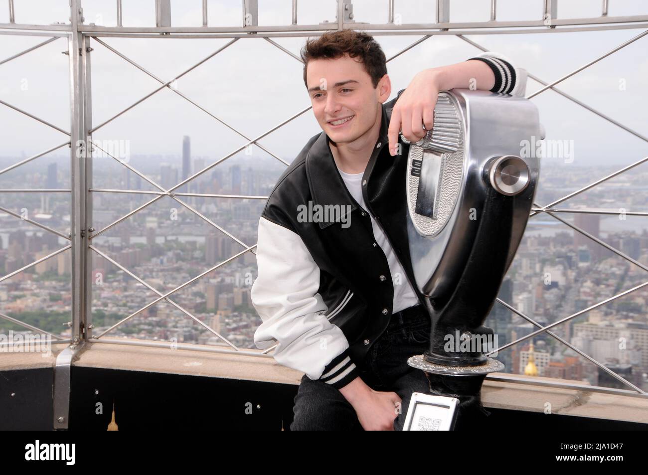 New York, Usa. 26.. Mai 2022. Noah Schnapp besucht das Empire State Building, um die „Stranger Things“-Saison 4 in New York City zu feiern. Kredit: SOPA Images Limited/Alamy Live Nachrichten Stockfoto