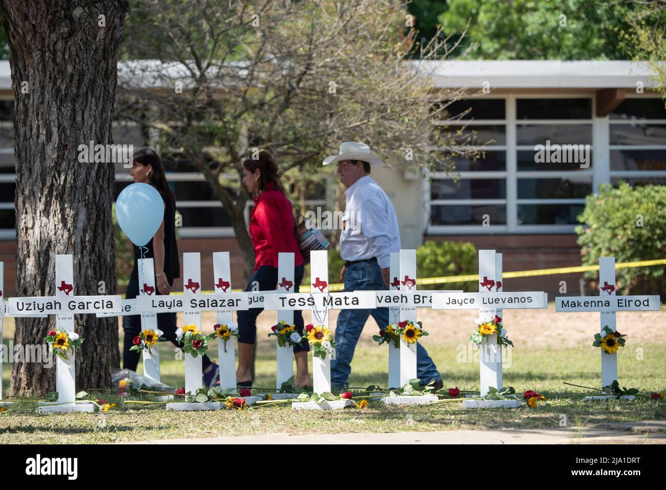 Uvalde, TX, USA. 26.. Mai 2022. Kreuze mit dem Namen jedes Opfers säumen den Bürgersteig vor der Robb-Grundschule im Süden von Uvalde, während die Menschen weiterhin Blumen an die Szene der Massenschießerei am Dienstag bringen, bei der 21 Tote, darunter 19 Kinder, starben. (Bild: © Bob Daemmrich/ZUMA Press Wire) Stockfoto